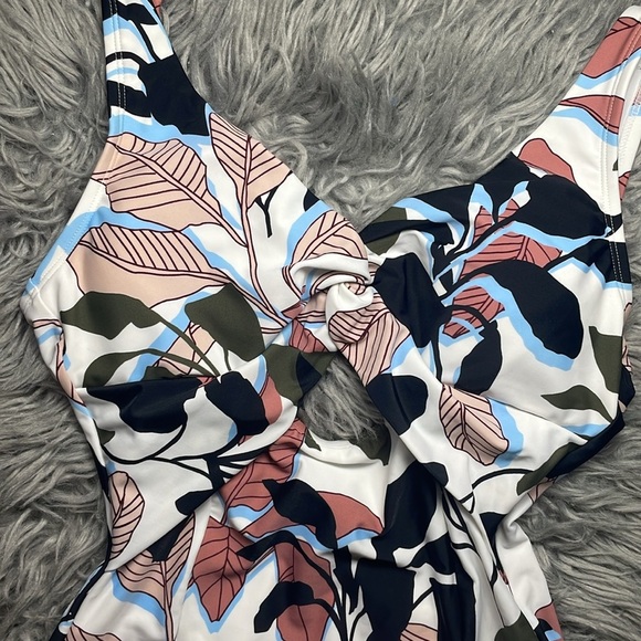 DKNY Women's One Piece Swimsuit - Multicolor Leaf Print - Picture 3 of 7